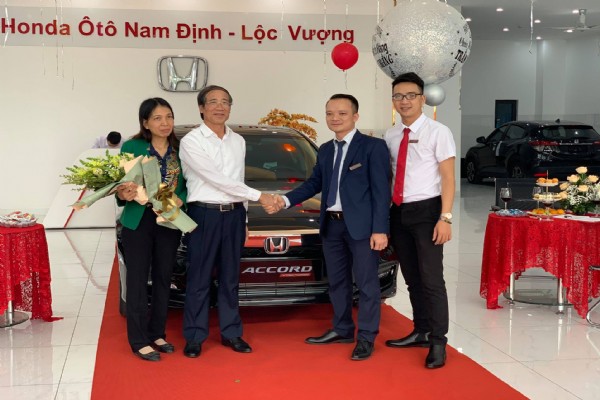 Khách hàng đầu tiên sở hữu Honda Accord 2019 tại Honda Ô tô Nam Định - Lộc Vượng