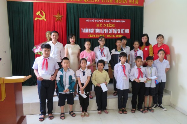 Lễ trao quà cho các em học sinh có hoàn cảnh khó khăn trong thành phố